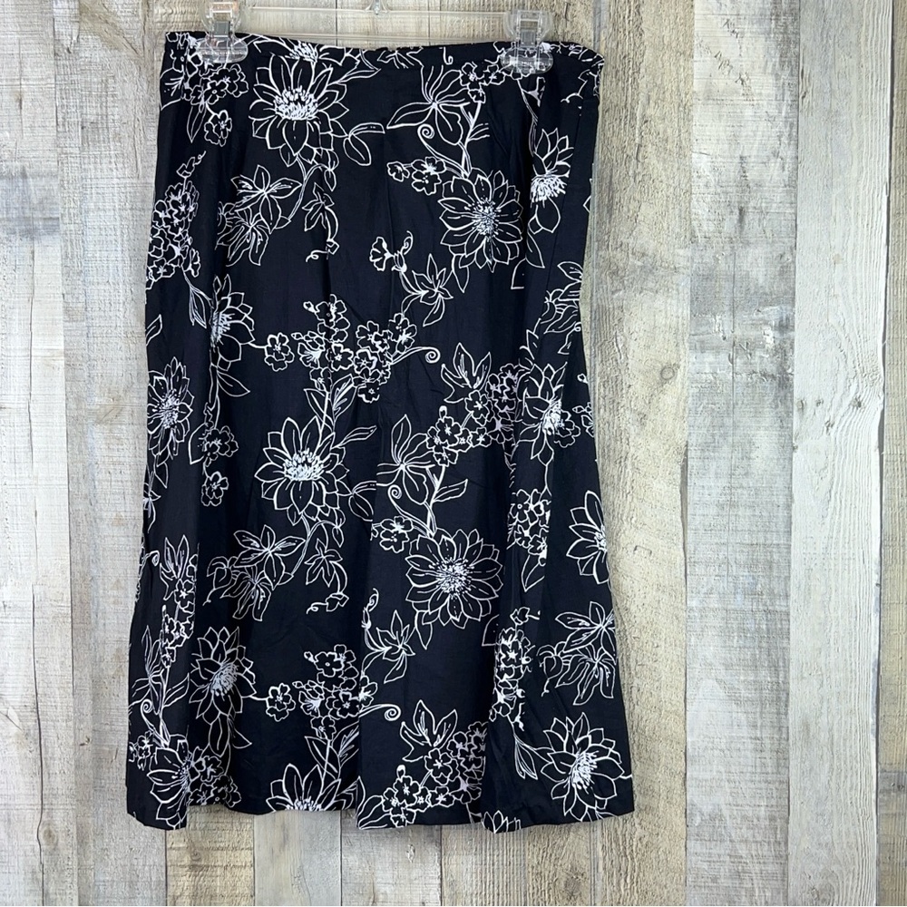 Lee City Elements Size 8 Black & White Floral Skirt Semi Sheer Very Lightweight